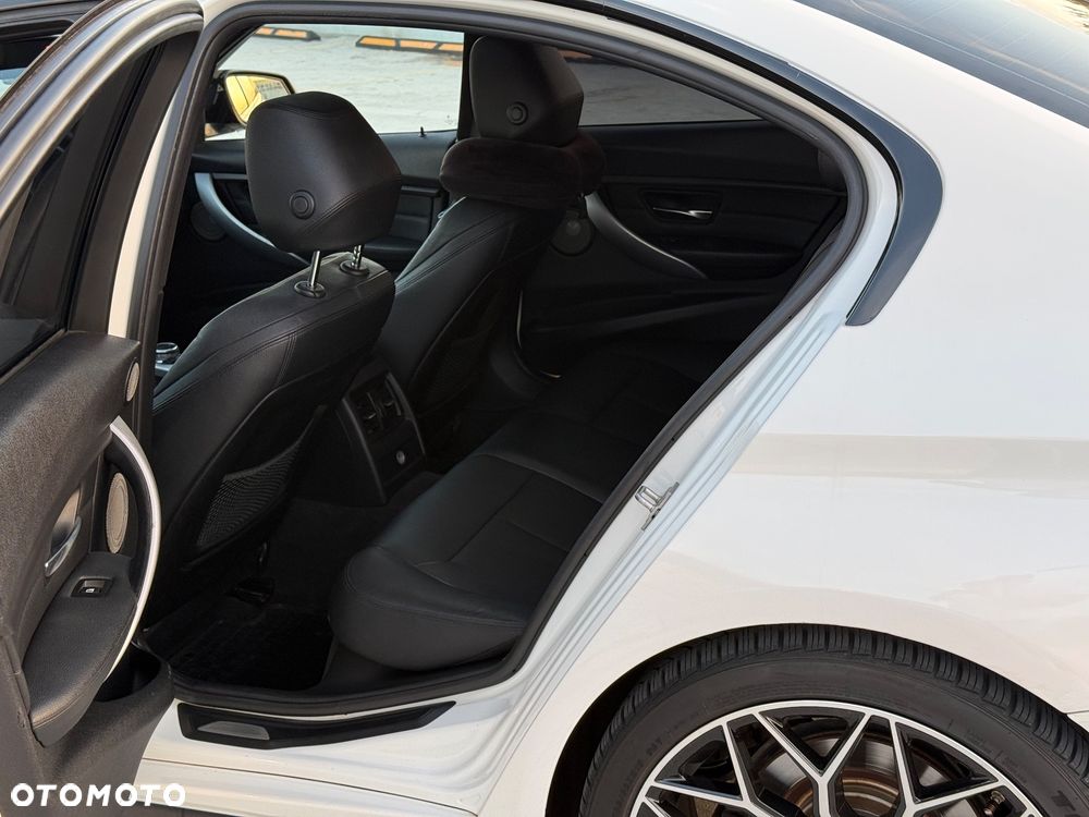 BMW Seria 3 328i Sport Line - 9