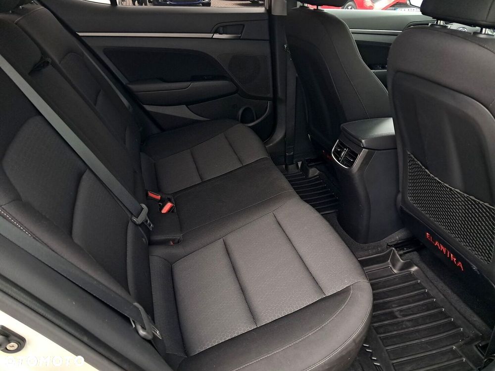 Hyundai Elantra 1.6 Comfort - 11