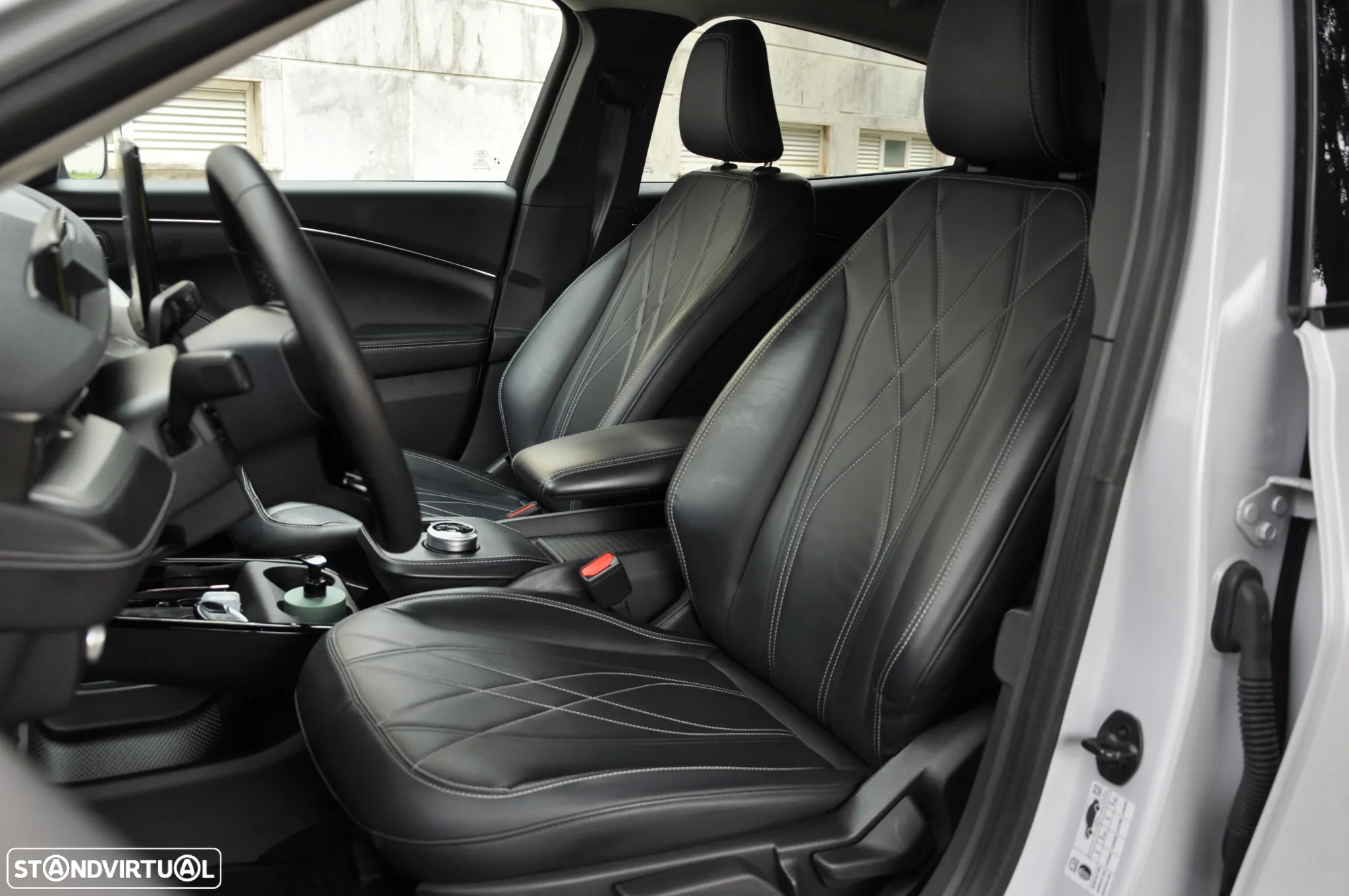 Ford Mustang Mach-E 75.7 kWh Premium AWD - 28