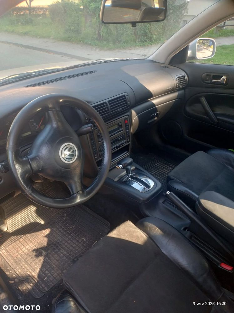 Volkswagen Passat - 1
