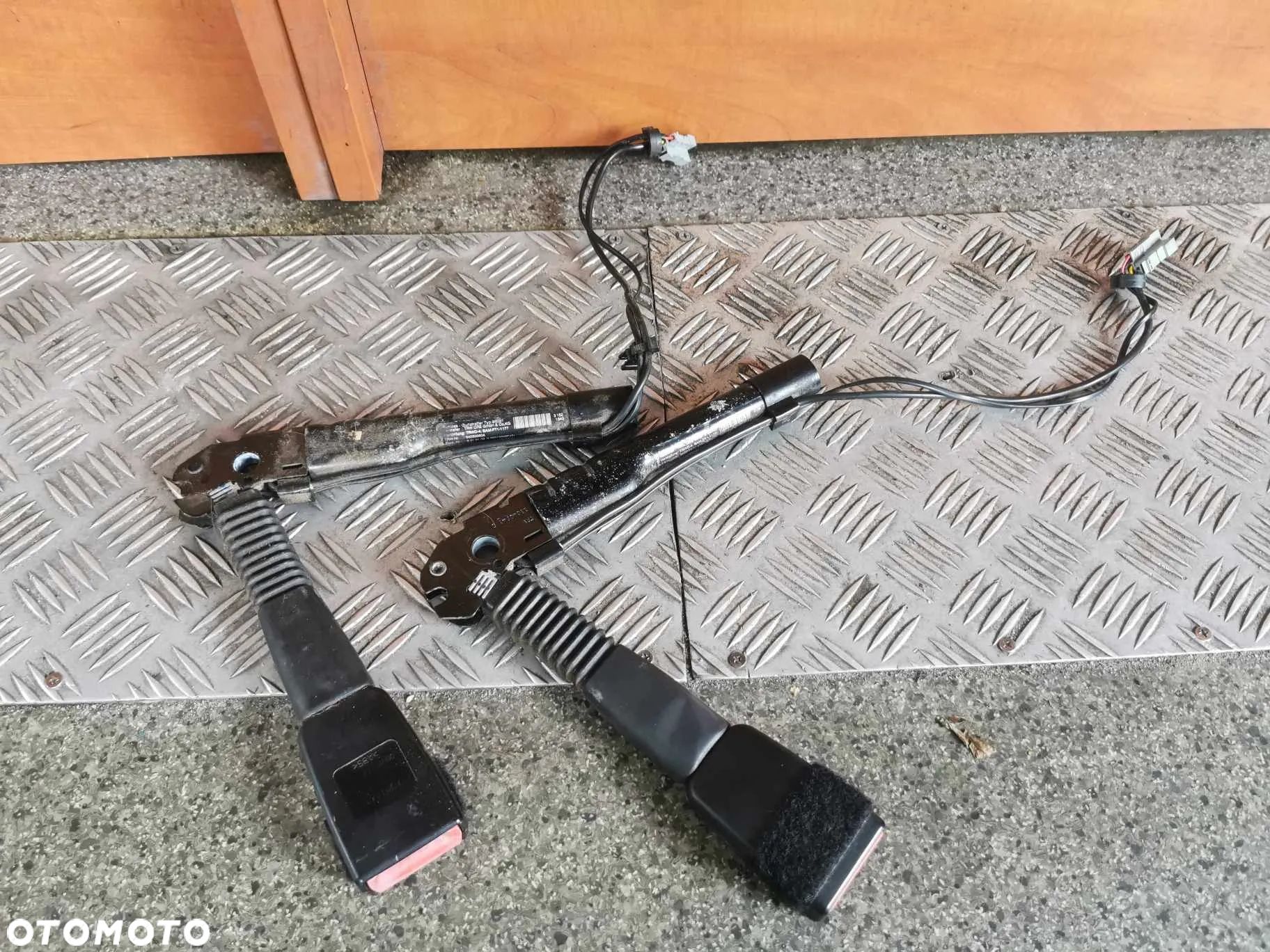 ZAPIĘCIE PASA LEWY PRAWY PRZÓD BMW E87 E90/E91 7213563 7213564 - 1