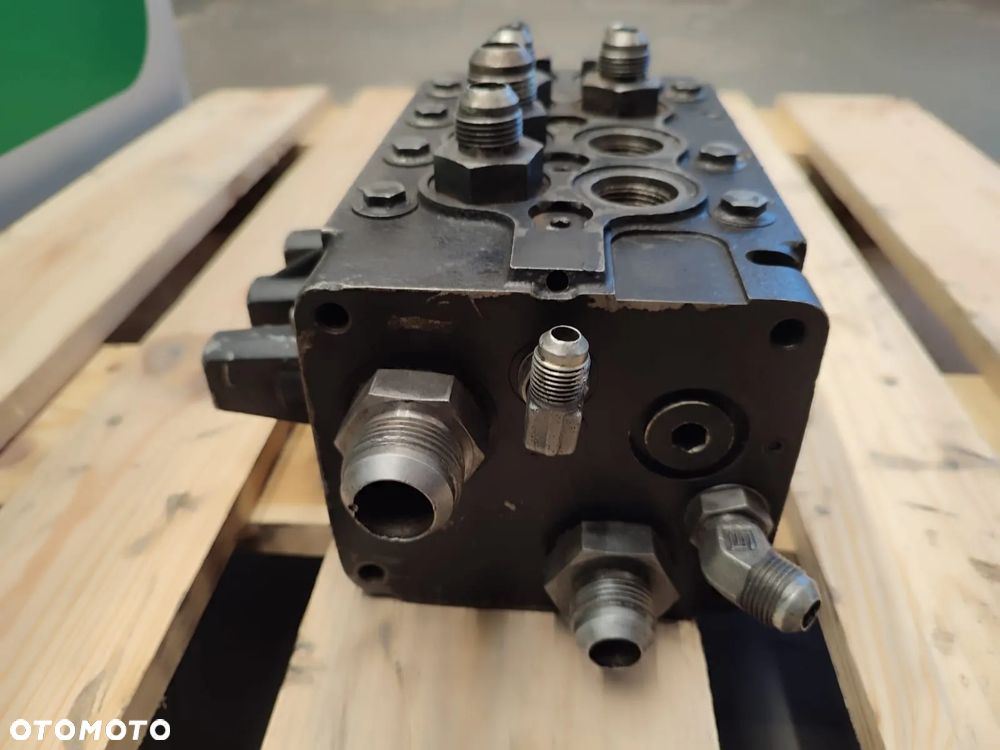 Rozdzielacz hydrauliczny 161B0014 319D28348 Fermec 965 - 8
