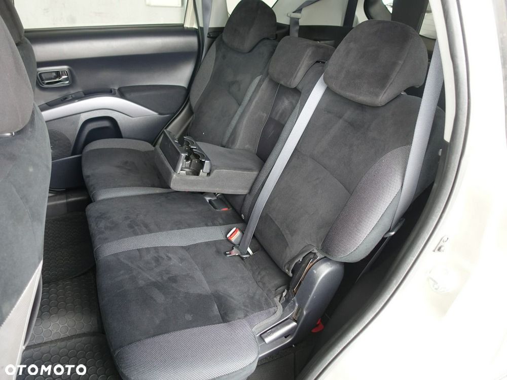 Mitsubishi Outlander 2.4 4WD Inform - 18