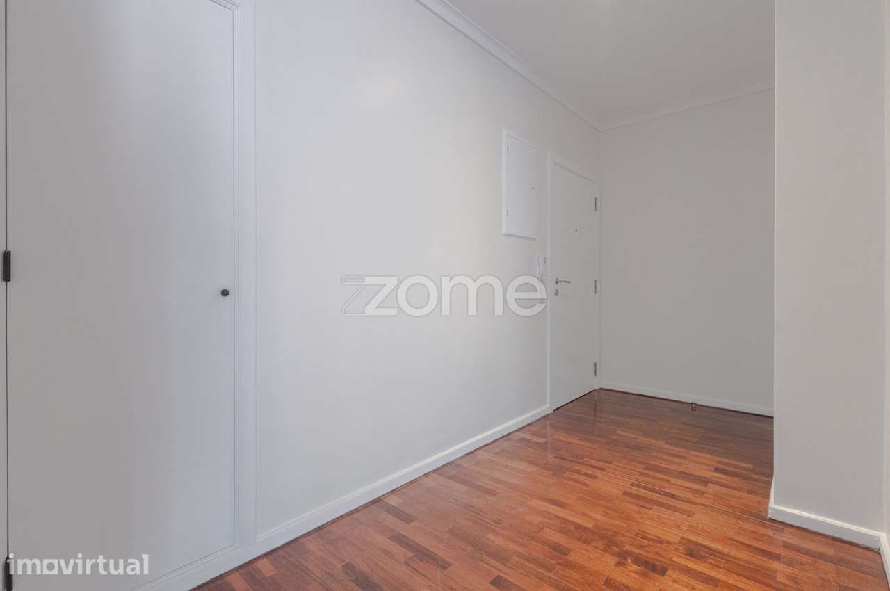 T2 Totalmente Remodelado | Garagem | Porteiro | Jardins da Arrábida - Grande imagem: 5/33