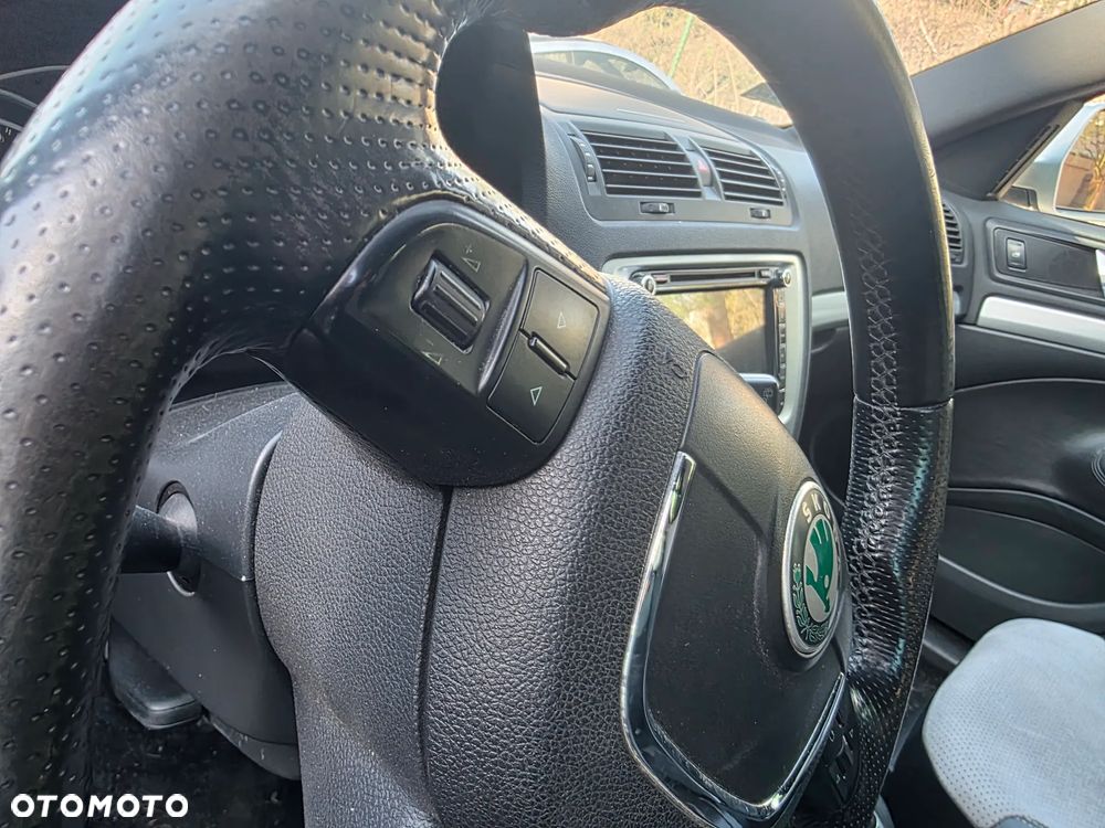 Skoda Octavia 2.0 TSI DSG RS - 17