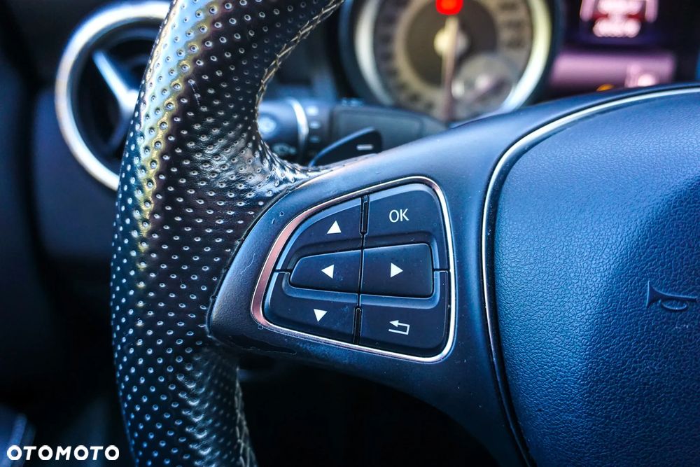 Mercedes-Benz CLA 200 7G-DCT UrbanStyle Edition - 28
