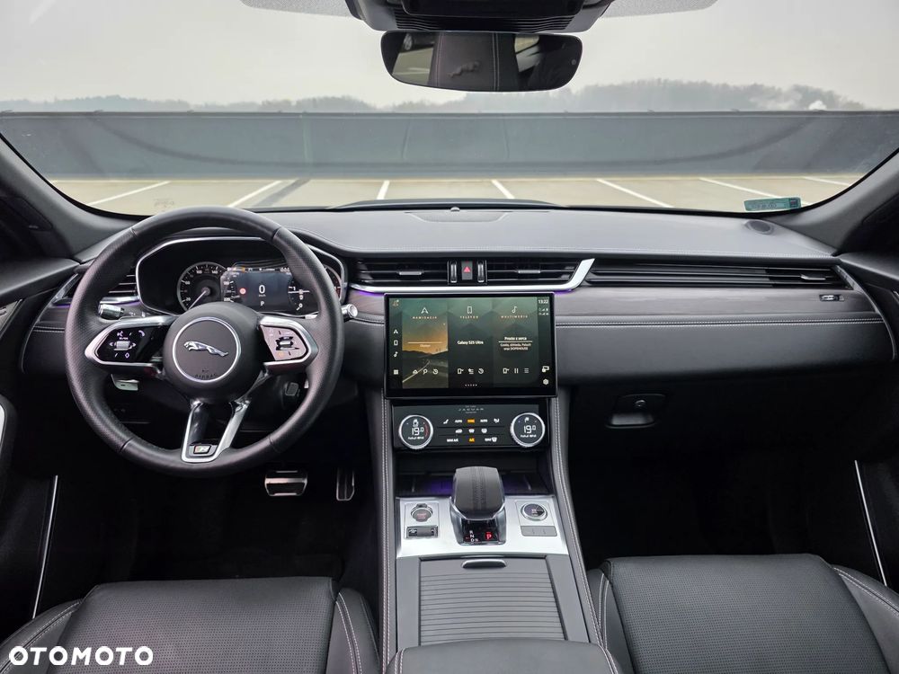 Jaguar F-Pace 2.0 D200 mHEV AWD R-Dynamic Black - 13