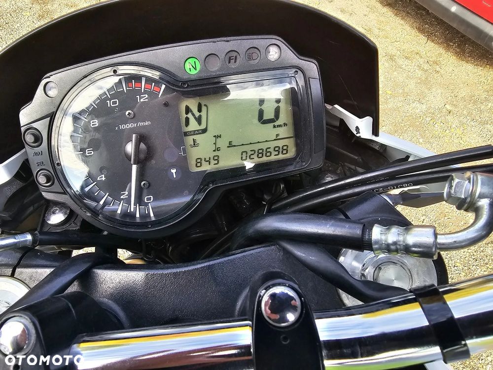 Suzuki GSR - 9