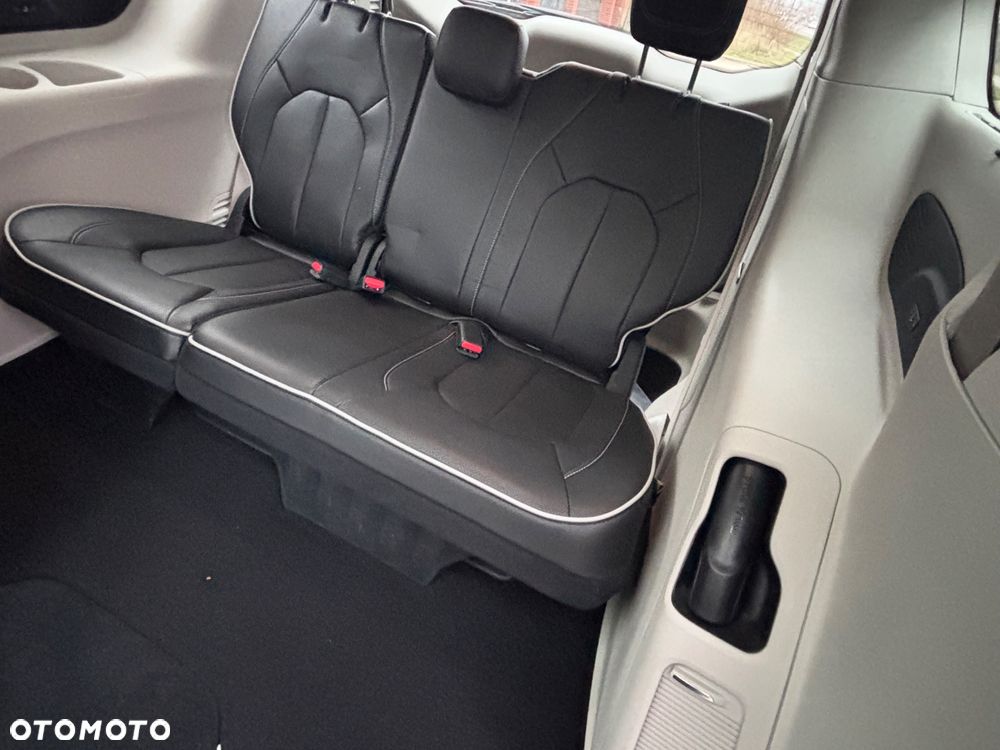 Chrysler Pacifica - 17