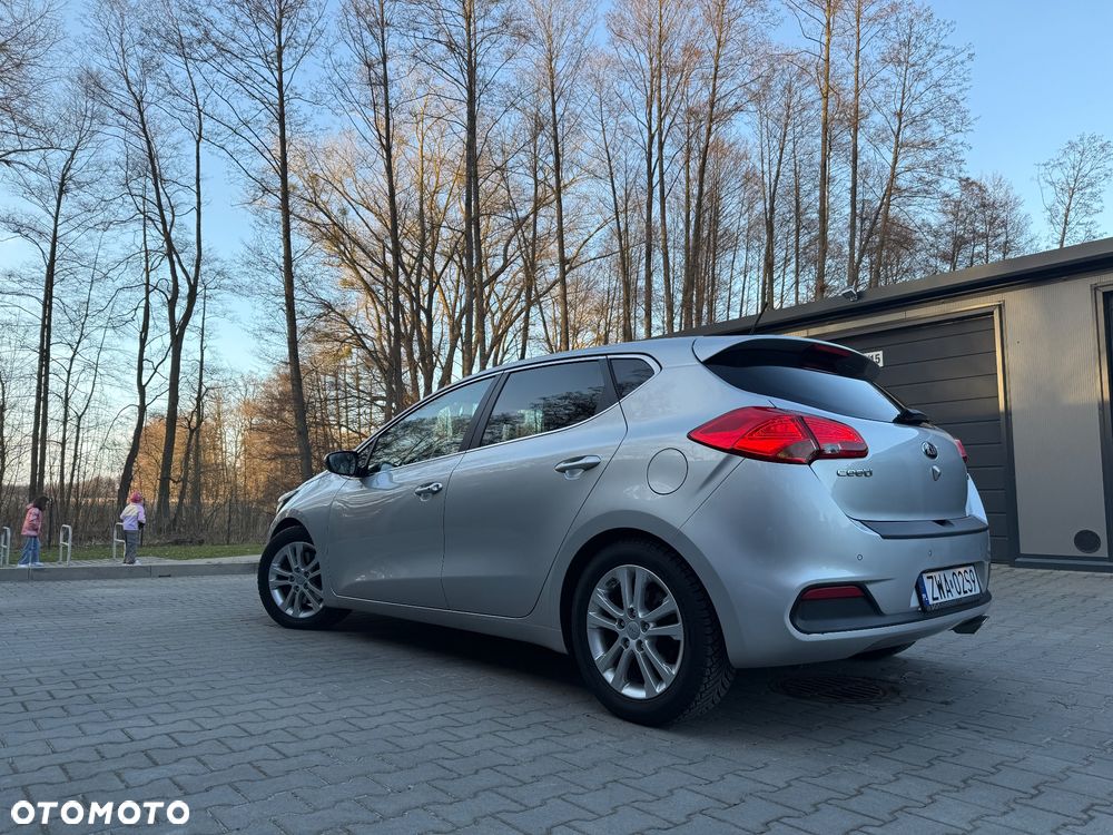 Kia Ceed 1.6 CRDi 128 Dream Team Edition - 4