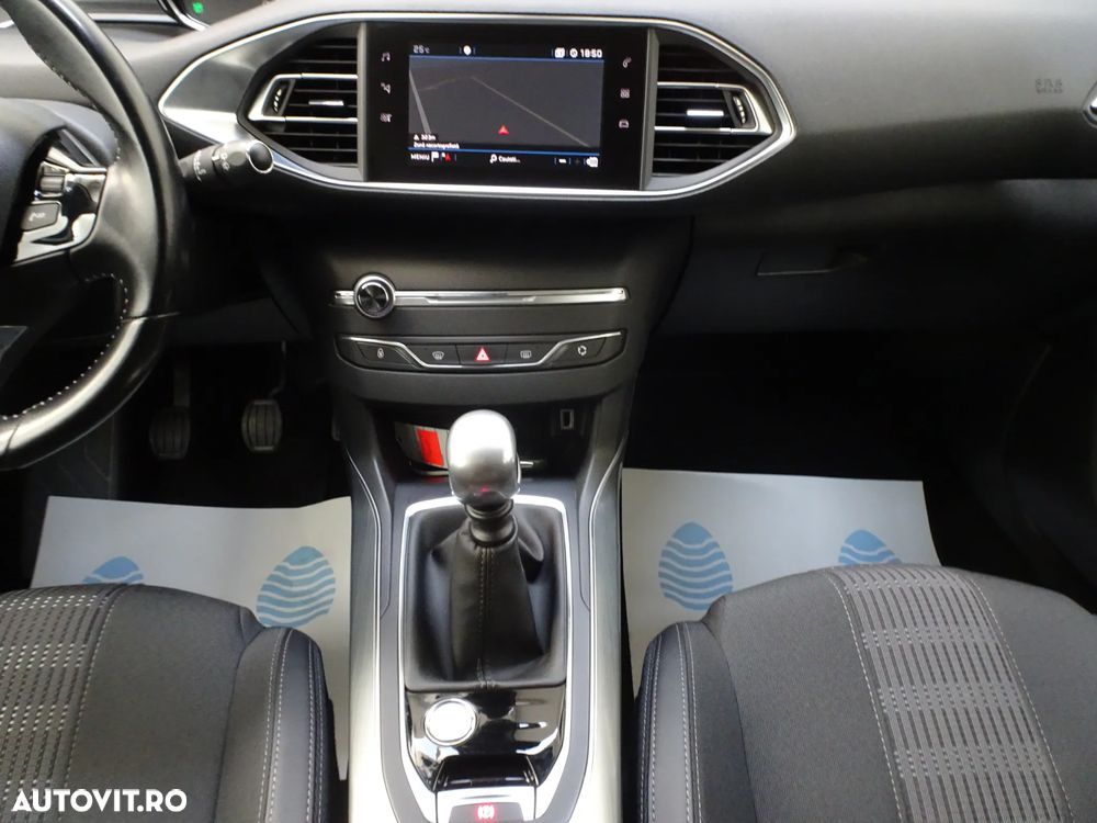 Peugeot 308 1.2 L PureTech Turbo S&S Allure - 17