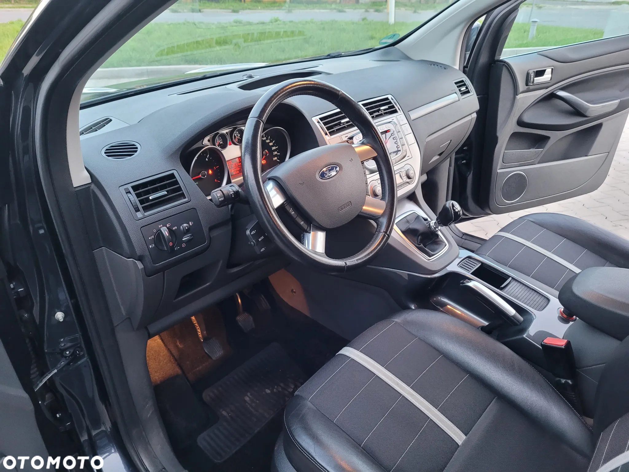Ford Kuga 2.0 TDCi 2x4 Titanium - 16