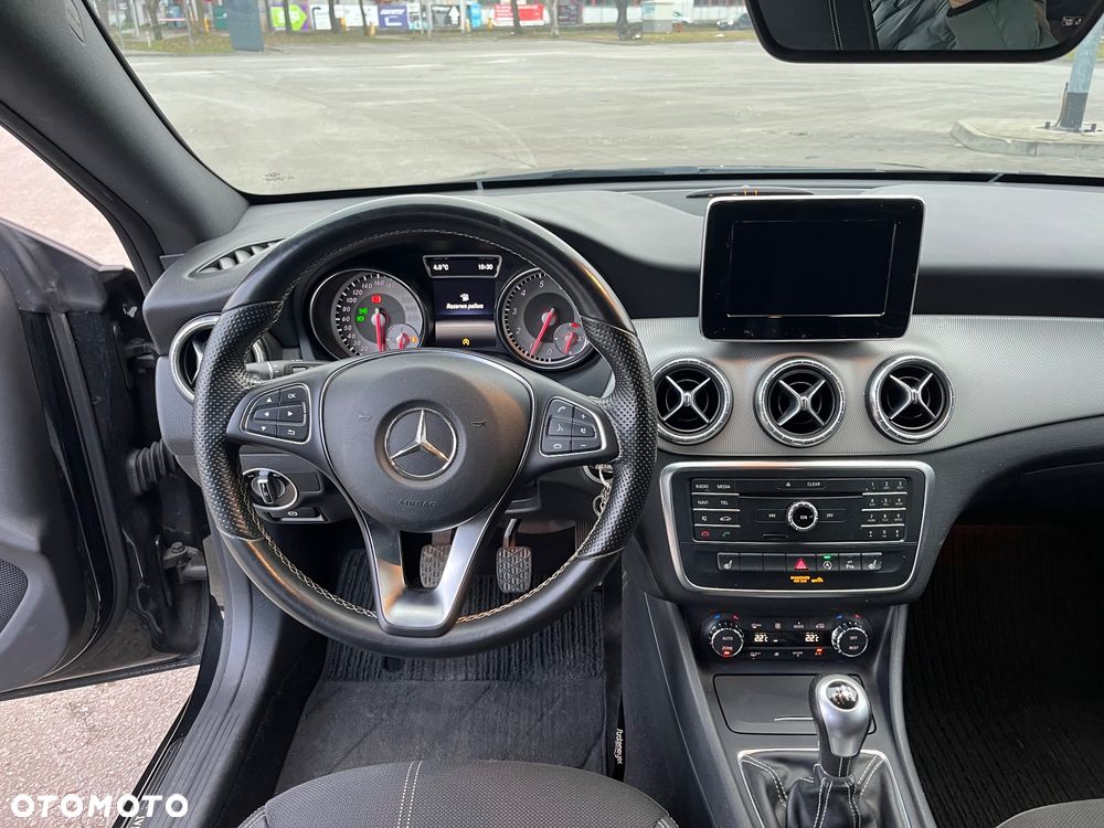 Mercedes-Benz CLA 180 Peak Edition - 21