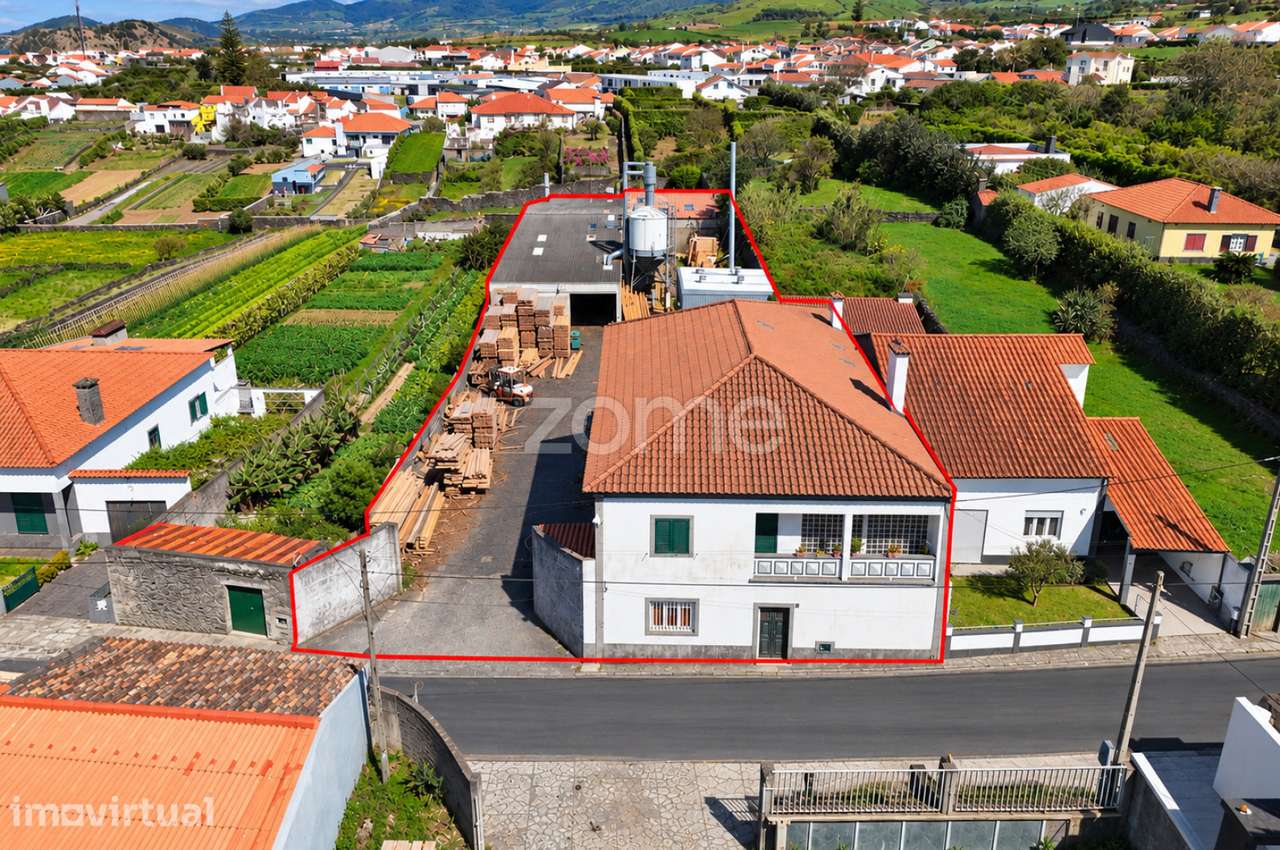 Moradia T4, Armazém e Escritório em Terreno de 2020 m² – Rabo de Pe...