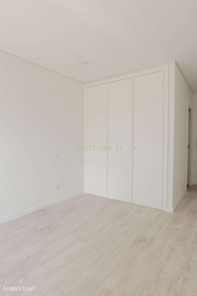 T2 Duplex com Varandas, Parqueamento e Arrecadação em Condomínio Priva - Grande imagem: 4/18