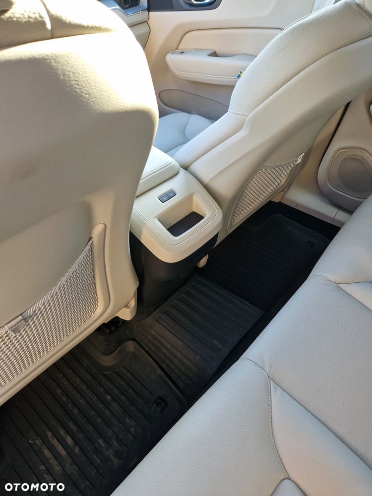 Volvo XC 60 B5 B AWD Plus Dark - 8