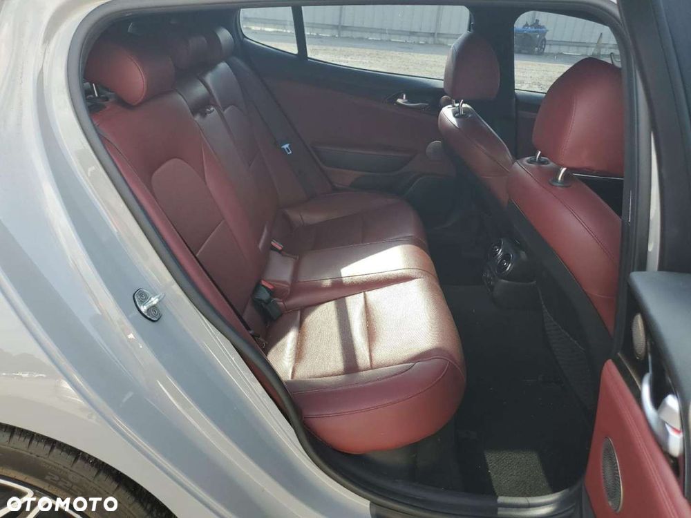 Kia Stinger - 11