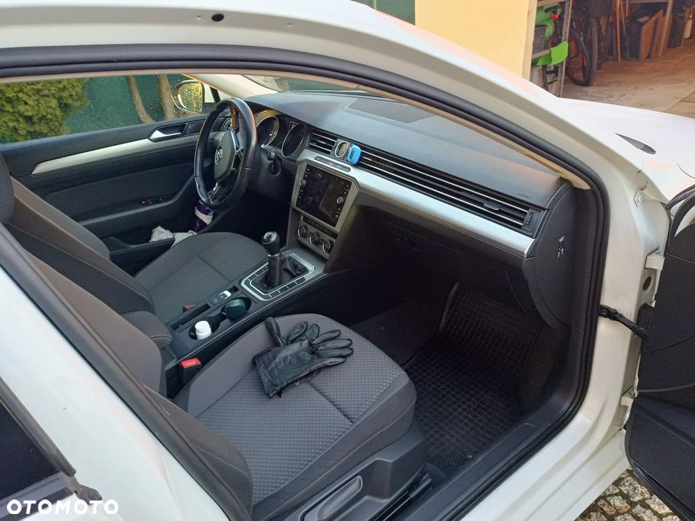 Volkswagen Passat 1.6 TDI BMT Comfortline - 10