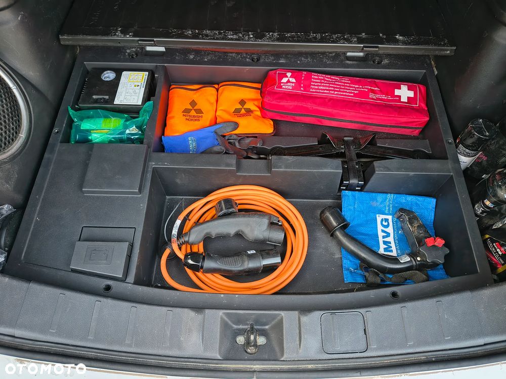 Mitsubishi Outlander Instyle NAVI + - 21