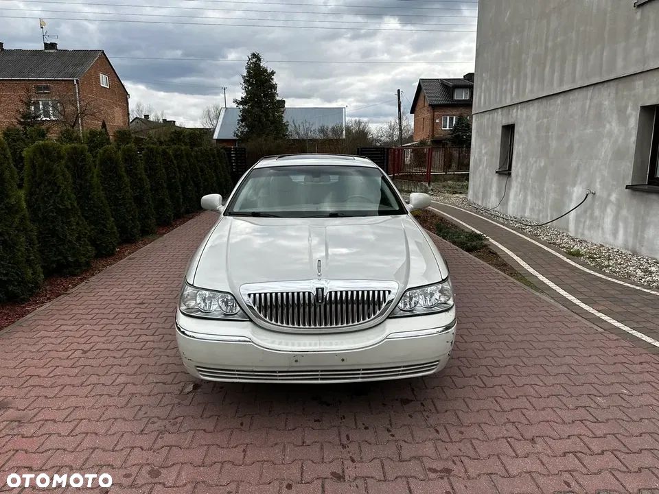 Lincoln Town Car - 17