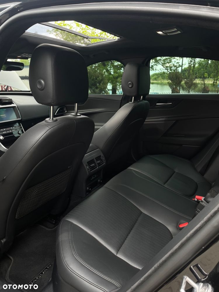 Jaguar XE 30t AWD Portfolio - 15