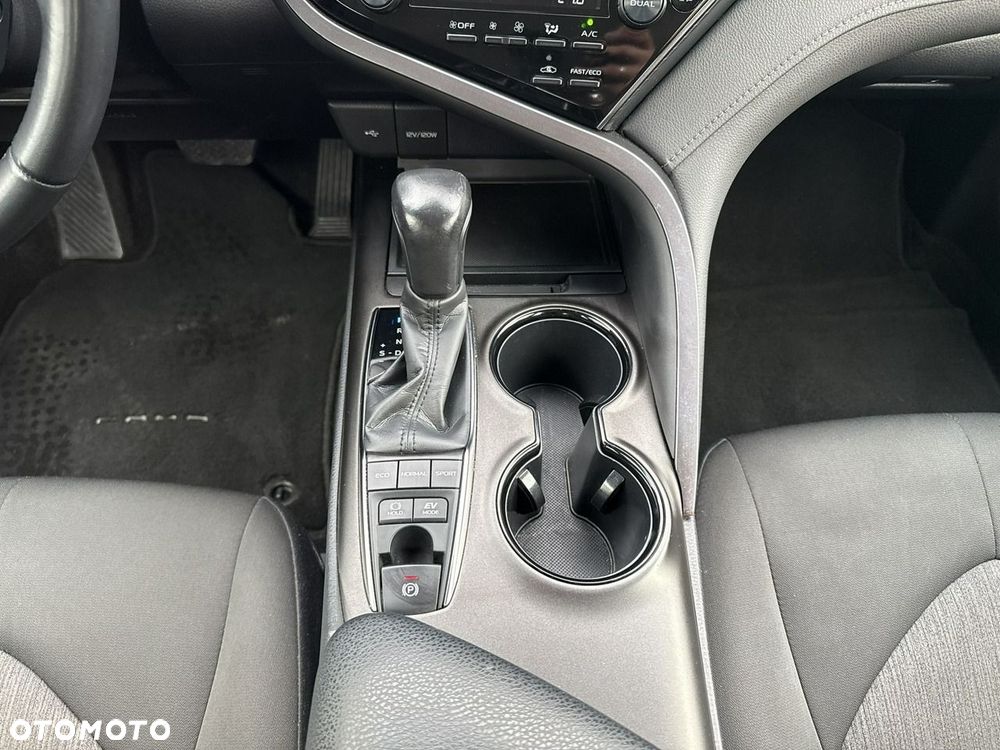 Toyota Camry 2.5 Hybrid Comfort CVT - 24