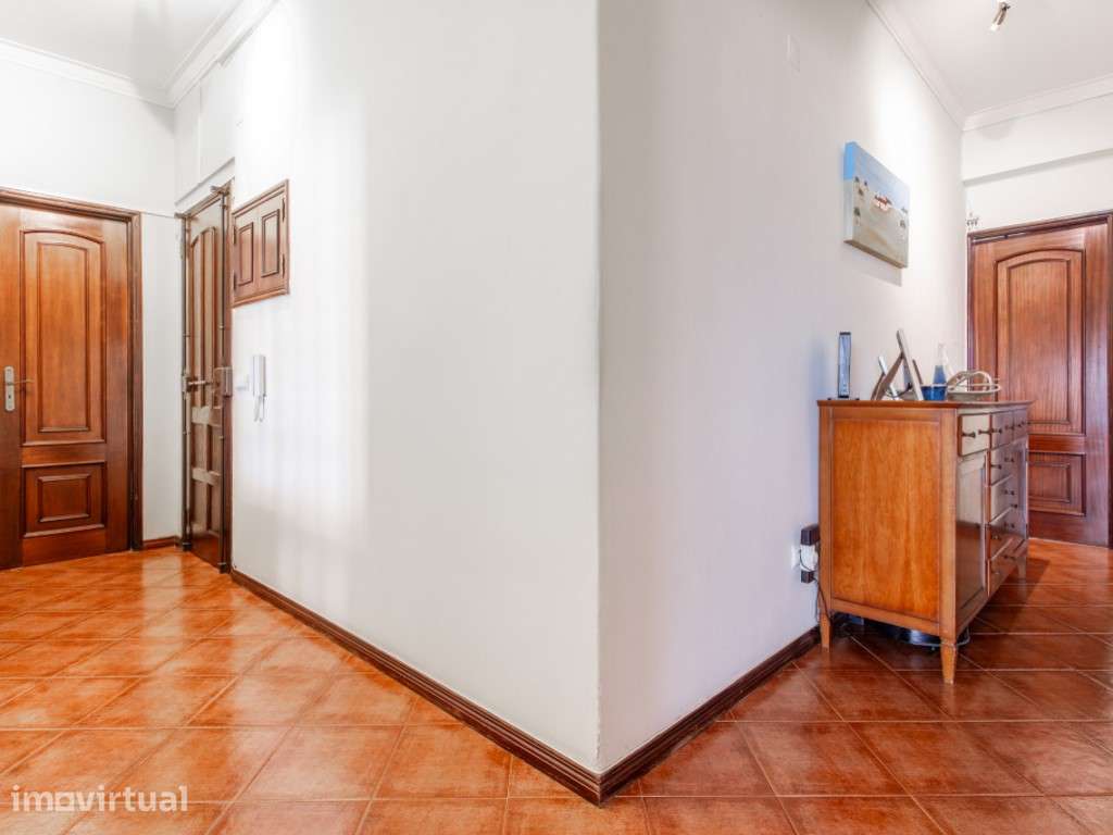 T3 na Amora luz natural, áreas generosas e varanda com vista para o... - Grande imagem: 4/22