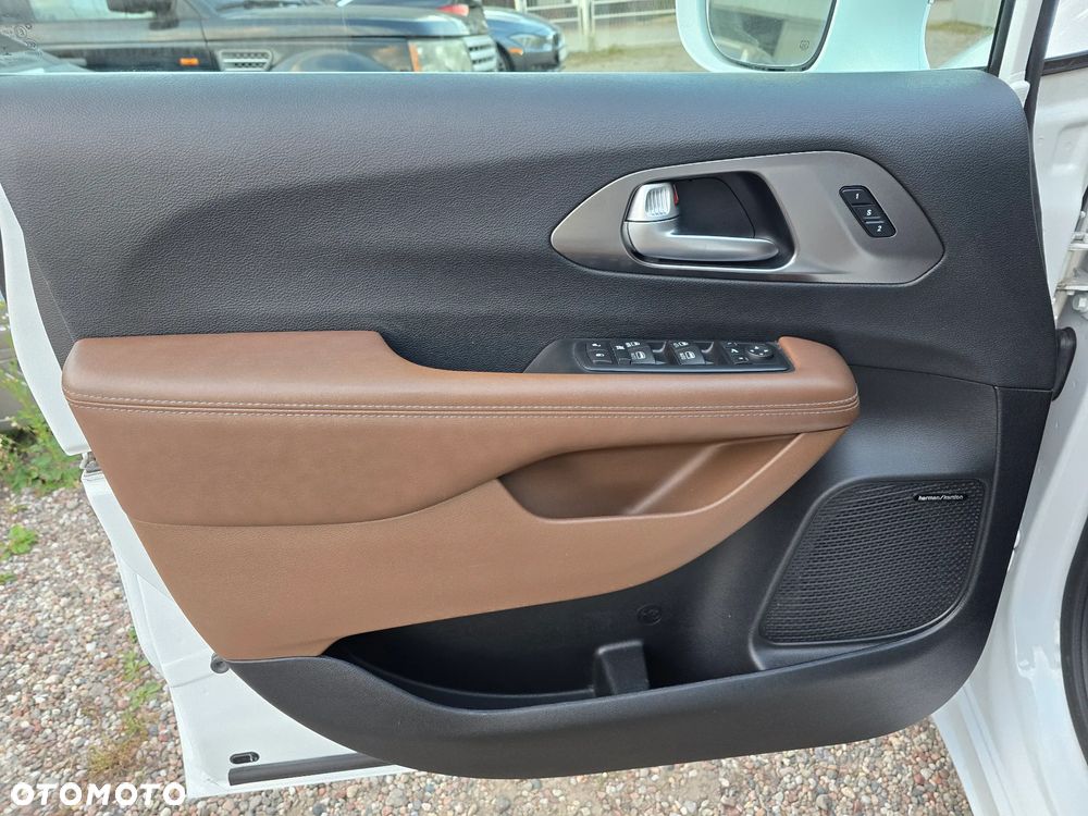 Chrysler Pacifica - 32