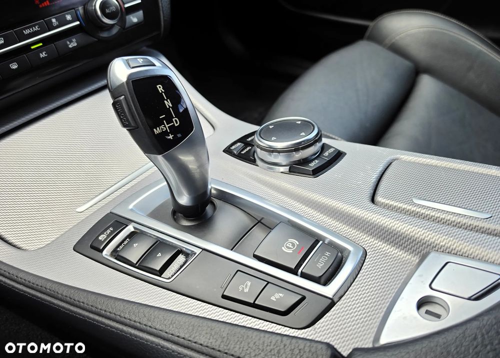 BMW Seria 5 525d xDrive - 28