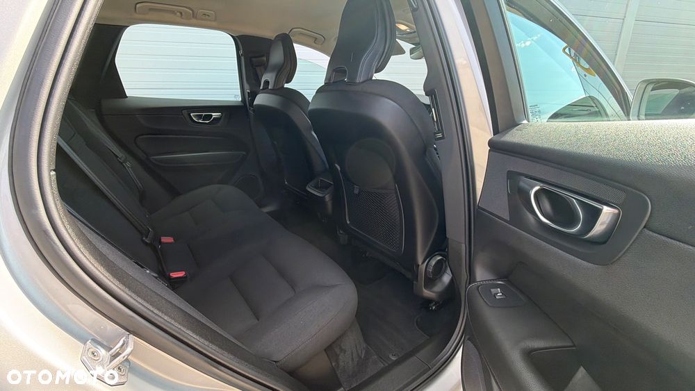 Volvo XC 60 B4 D AWD Geartronic Momentum Pro - 9