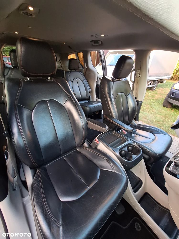 Chrysler Pacifica - 16