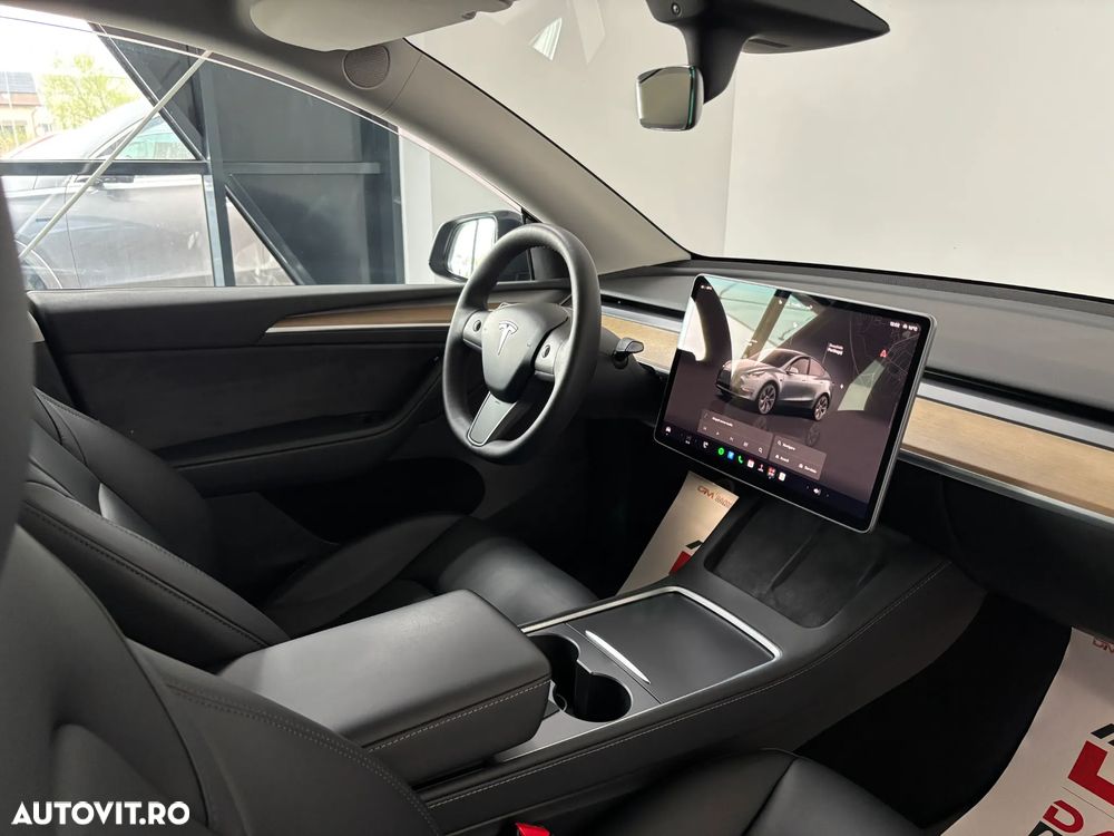 Tesla Model Y - 7