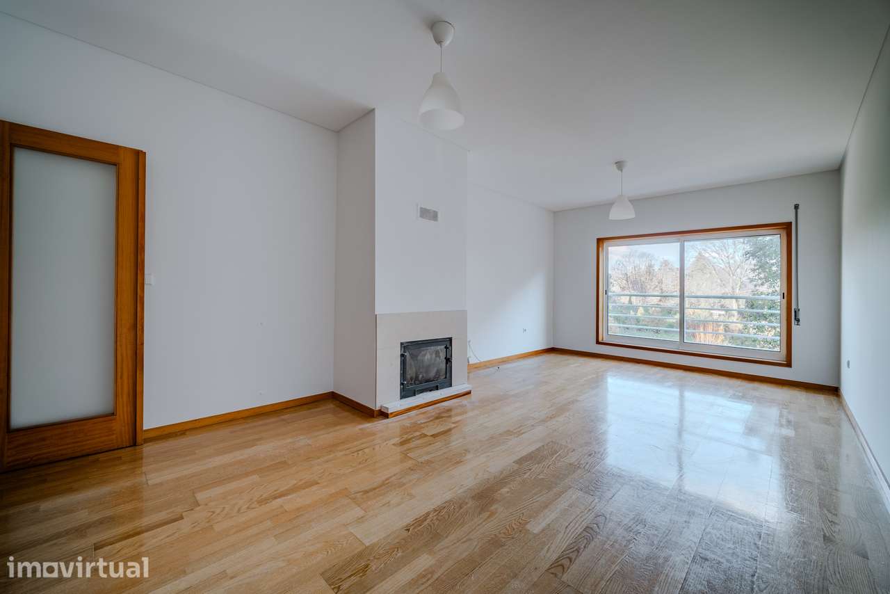 Apartamento T3 c/ garagem, inserido em condomínio c/ piscina - Grande imagem: 2/33