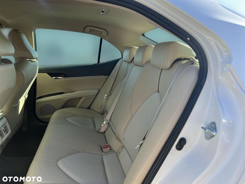 Toyota Camry 2.5 Hybrid Executive CVT - 16