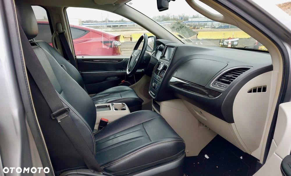 Chrysler Town & Country - 4