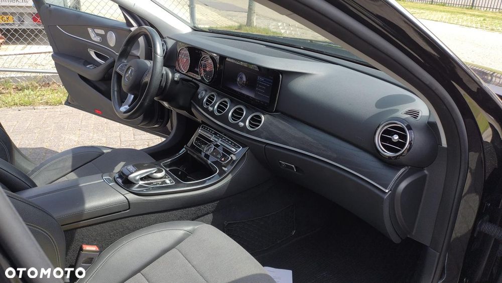 Mercedes-Benz Klasa E 220 d 4Matic 9G-TRONIC Exclusive - 26