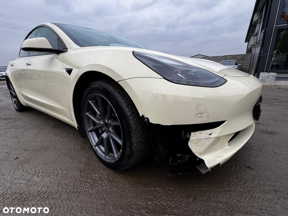 Tesla Model 3 - 4