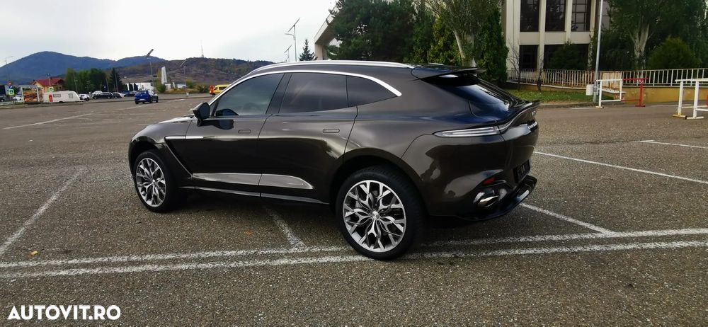 Aston Martin DBX - 15