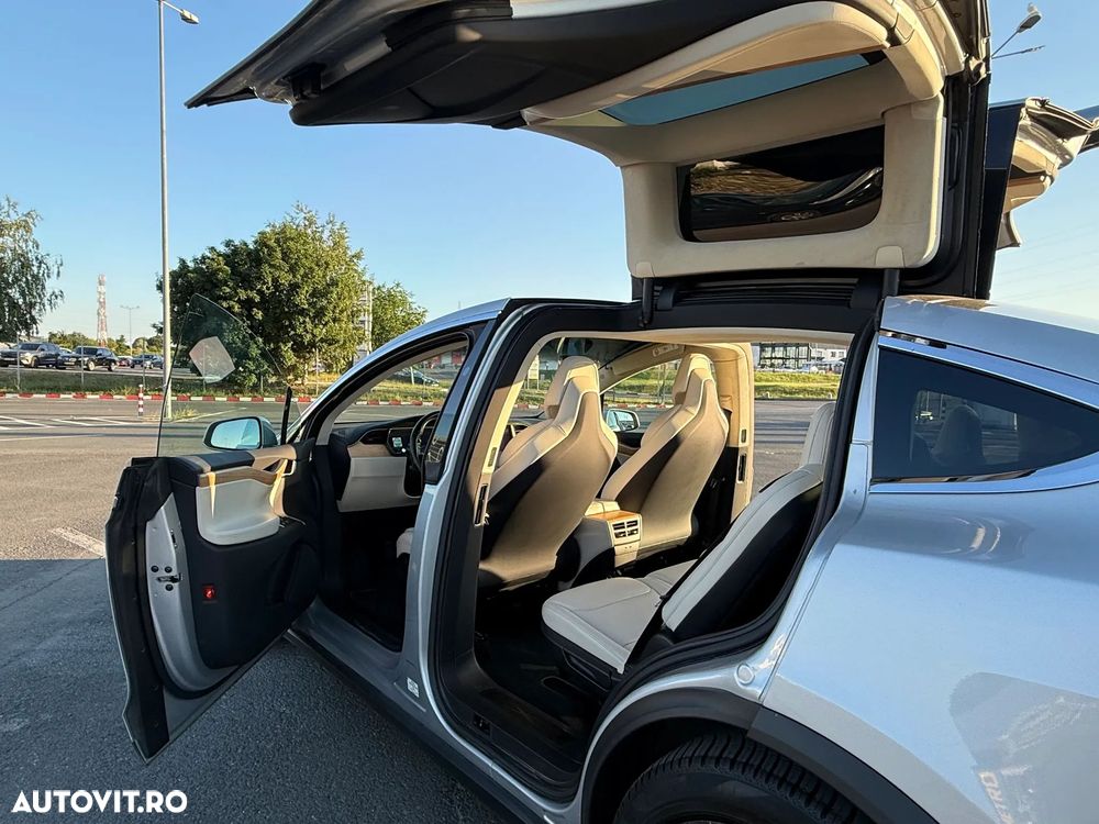 Tesla Model X - 19