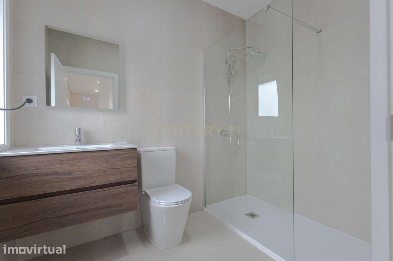 Apartamento T2 Novo com Varanda e Lugar Duplo de Garagem - Grande imagem: 2/21