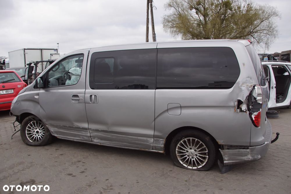 Auto na części - Hyundai H1 II 2.5 CRDI 170 KM D4CB YCQA2 P2S 2012R Silnik Skrzynia Drzwi Maska Błotnik Zderzak Klapa Lusterko Klamka Szyba Deska Kokpit Sterownik Moduł Czujnik Licznik Panel Kierownica - 3