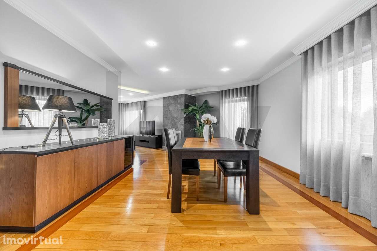 T3 com excelentes áreas e 3 lugares de garagem em Coimbrões - Grande imagem: 5/27