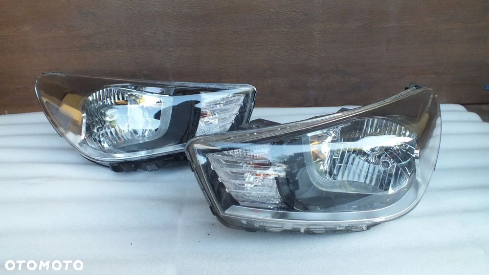 Lampa przednia prawa lewa Kia Rio IV - 1