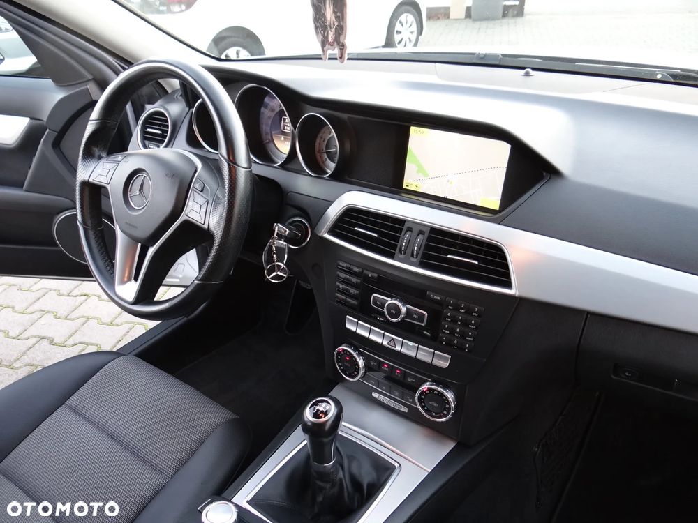Mercedes-Benz Klasa C 180 CGI BlueEff Avantgarde - 31