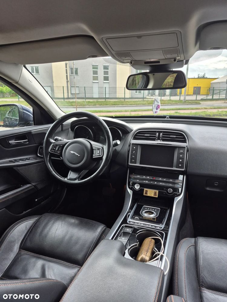 Jaguar XE - 8