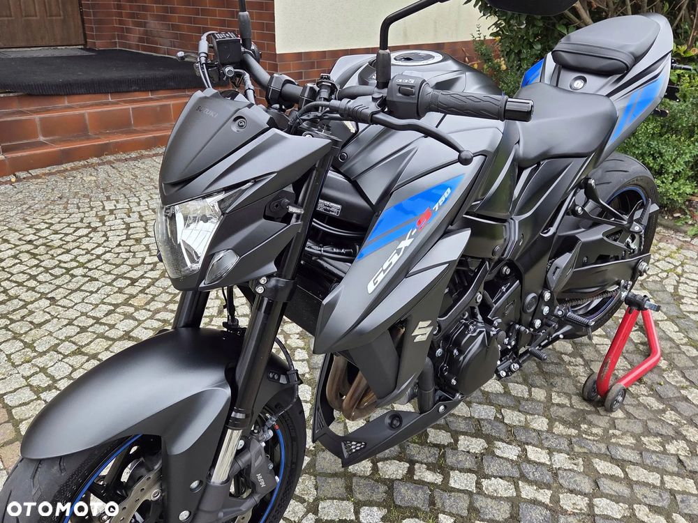 Suzuki GSX - 23