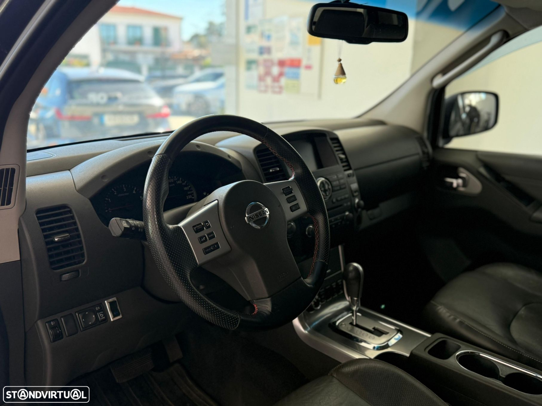 Nissan Navara 2.5 dCi CD LE Hi-Tech +P.Premium AT 4WD - 7