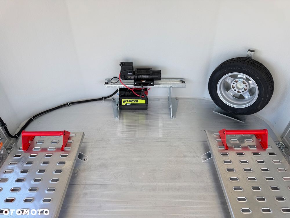 Debon C2000 - zamknięta przyczepa do przewozu aut, 550 x 215 cm, 3500kg, felgi ALU, wciągarka elektryczna - 14