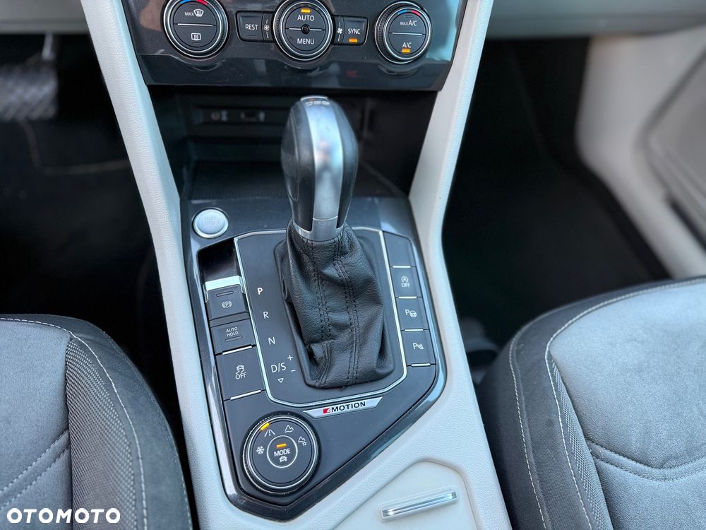 Volkswagen Tiguan ver-2-0-tdi-scr-4motion-dsg-r--line - 13