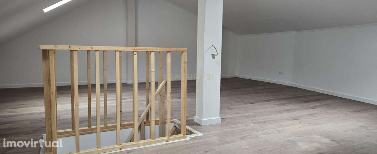 Moradia terrea e germinada T2+1 totalmente remodelada no centro de Sac - Grande imagem: 5/6